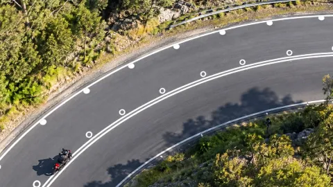 Yollarda alışılmadık görüntü: Virajlara çizilen dairelerin nedeni belli oldu