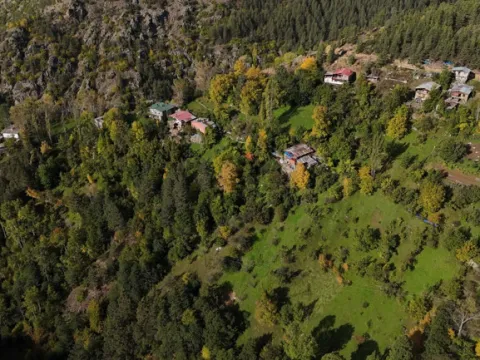 Artvin'de kayalıklar üzerine kurulu dağ köyü sonbaharda renk cümbüşüne büründü - fotoğraf 5