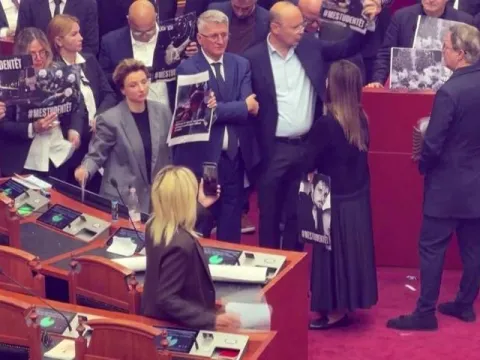 Arnavutluk meclisi duman ve sis altında! Vekiller oylamayı engellemek için meşale yaktı - fotoğraf 3