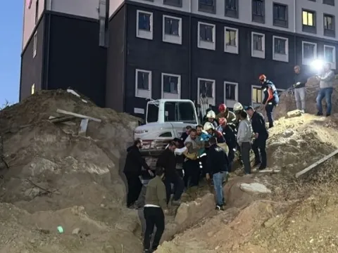 ÇOMÜ Yerleşkesi'nde toprak kayması, 2 işçi kurtarıldı - fotoğraf 3