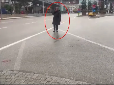 Bursa'da dehşet anları: Çocuklarını göremeyen kadın boğazına bıçak dayadı - fotoğraf 5