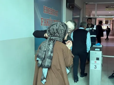 KPSS'de dikkat çeken anlar! Sınavın başlamasına 1 dakika kala fark edildi: Çıkarmayı unutup geldi, görevliler yardım etti - fotoğraf 4