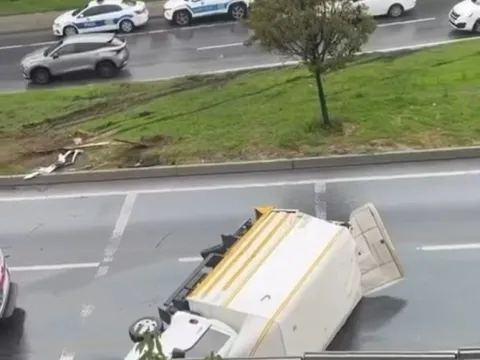 İstanbul’da kontrolden çıkan tır iki araca çarpıp 5 metreden aşağı uçtu - fotoğraf 3