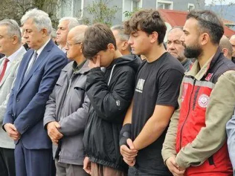 10 yaşındaki Elif defalarca tabutu öptü - fotoğraf 4