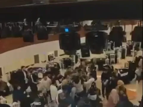 Takı töreni bir anda karıştı: Tekme, yumruk ve sandalyeler havada uçuştu - fotoğraf 2