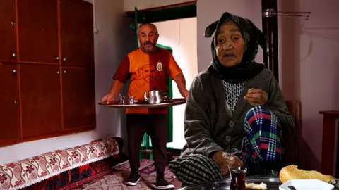 Yürek ısıtan fedakarlık: Görme ve işitme engelli Ömer, 94 yaşındaki annesine bebek gibi bakıyor