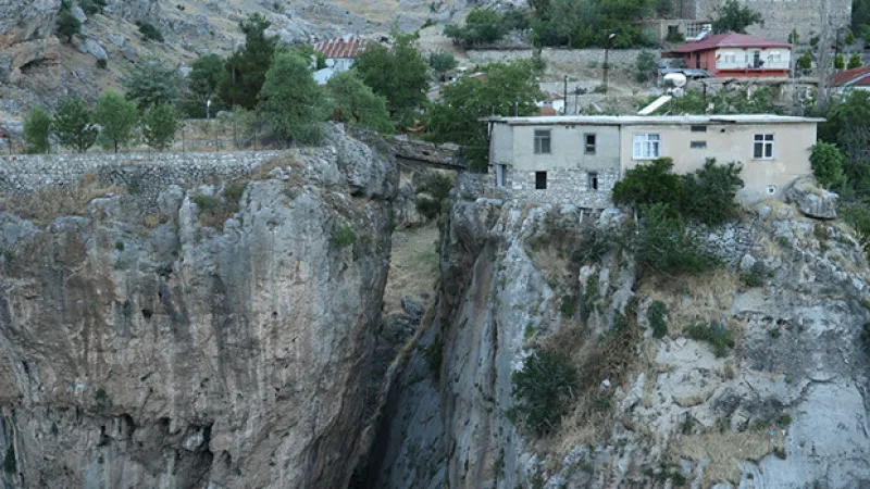 Yürekleri ağza getiren ev Diyarbakır'da ilgi odağı oldu: Kanyonun ortasında yaşıyorlar