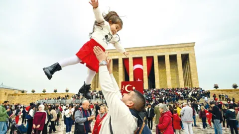 Yurtta 103’üncü yaş coşkusu... İyi ki doğdun Cumhuriyet
