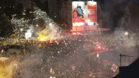 Yüzbinlerce öğrenci Belgrad’da birleşti… Sırbistan’da seçim öncesinde gençler meydanda