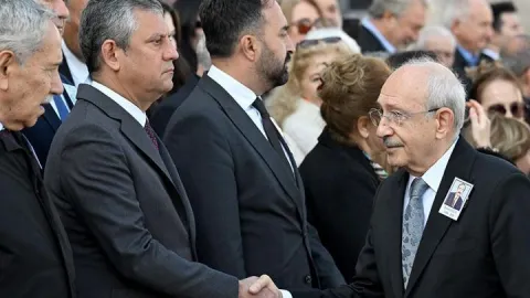 Yüzüne bile bakmadı! Cenaze töreninde buz gibi selamlaşma