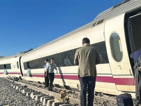 İspanya'da iki hızlı tren çarpıştı: En az 39 kişi öldü - fotoğraf 3