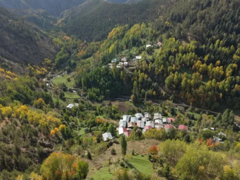 Artvin'de kayalıklar üzerine kurulu dağ köyü sonbaharda renk cümbüşüne büründü - fotoğraf 4