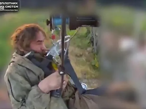 Ukraynalı asker kargo dronuyla kurtarıldı - fotoğraf 1