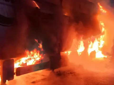 Kişisel bakım ürünleri yüklü TIR alev alev yandı - fotoğraf 3