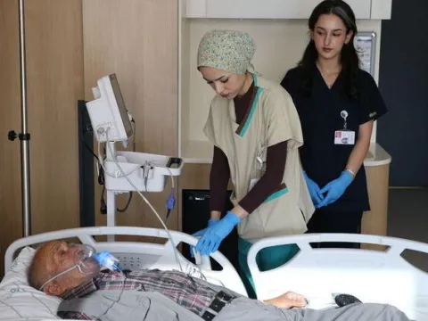 Su içerken bile zorlanan hasta 5,5 yıl sonra yeniden katı gıda yemeye başladı - fotoğraf 2