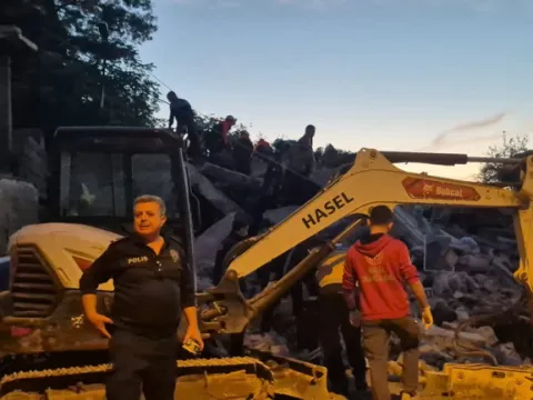 Zonguldak'ta 3 katlı bina çöktü... 1 kişi kurtarıldı, 1 kişi ise kayıp - fotoğraf 3