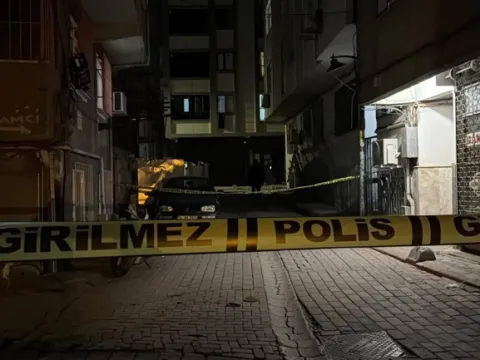 İstanbul’da gece yarısı silahlı çatışma: Mermiler binalara ve iş yerine isabet etti - fotoğraf 4