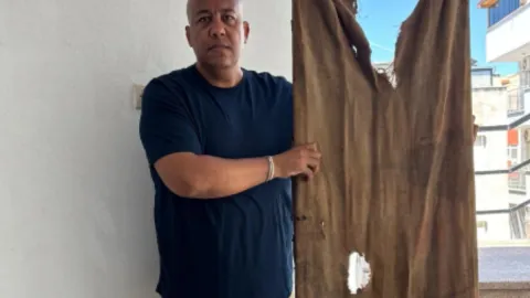 Zabıta memuru çöpte bulduğu tarihi sedyeyi Çanakkale'ye bağışladı