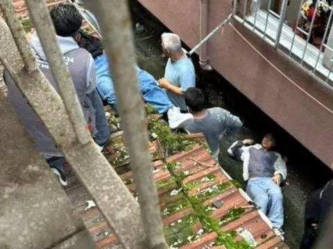 İki genç kız birlikte 3. kattan düştü! Çarşaf koptu! - fotoğraf 1