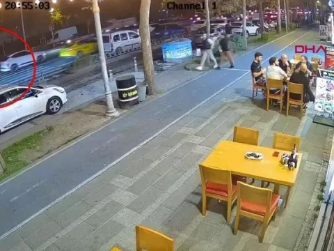 Yolda düşen yayayı motosiklet ezdi - fotoğraf 1