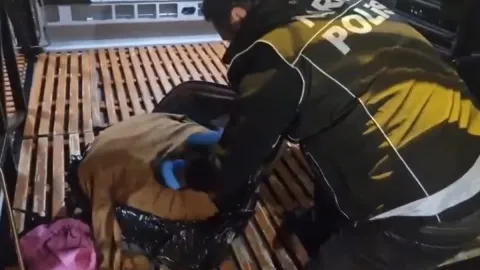 Zehir tacirinin akılalmaz planı: Valizdeki kazağın içinden çıkanlar şoke etti!