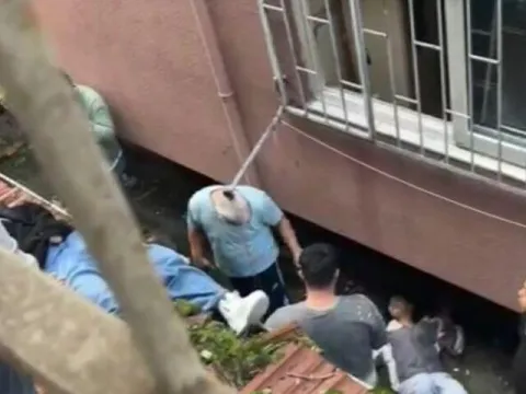 İki genç kız birlikte 3. kattan düştü! Çarşaf koptu! - fotoğraf 2