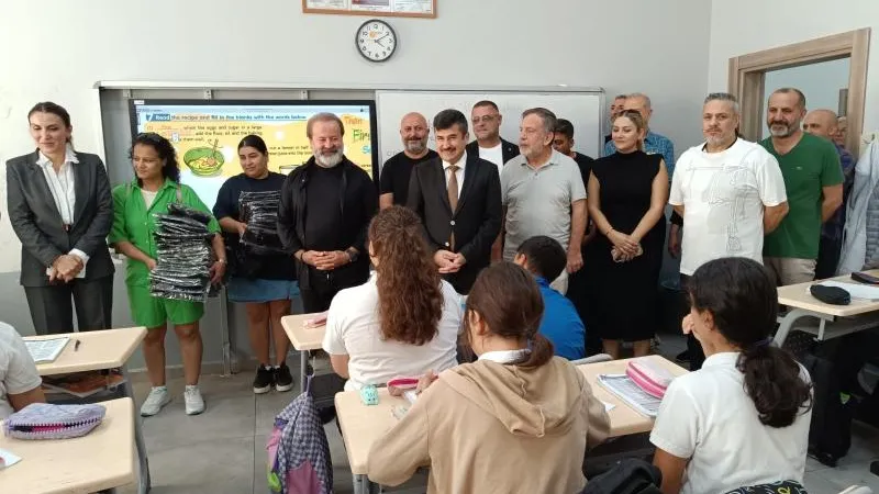 Zeynep Deniz Cavide Şahutoğlu Ortaokulu Öğrencilerine Hediye