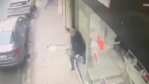 Zeytinburnu'nda esnaf, kendisine ateş açan şüpheliyi kovalayıp vurdu