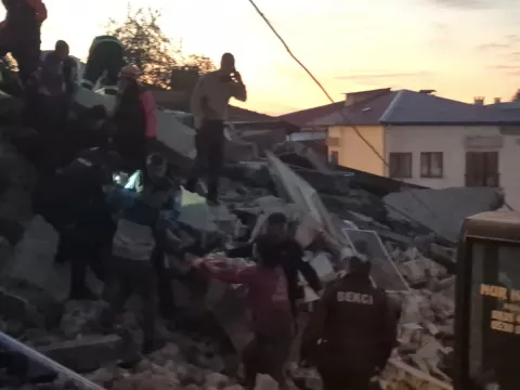 Zonguldak'ta 3 katlı bina çöktü: Enkaz altında kalan 2 kişiden 1'i kurtarıldı - fotoğraf 6