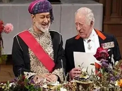 44 yıl sonra gerçekleşen ziyarette dikkat çeken anlar! Kralı Charles, Hazreti Muhammed'in hadisini Arapça okudu - fotoğraf 1