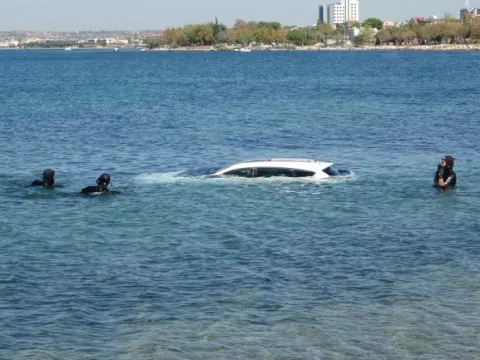 Çanakkale'de el freni çekilmeyen otomobil denize düştü - fotoğraf 3