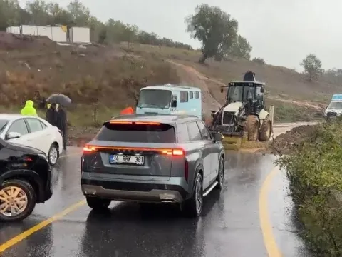 İstanbul’un o ilçesinde yollar kapandı: Yağış sonrası toprak kaydı - fotoğraf 2