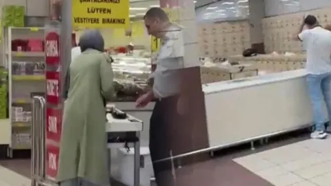 Zincir markette şaşkına çeviren uygulama: Tepki yağdı