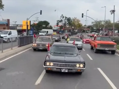 Kadıköy'de klasik otomobillerle 29 Ekim Cumhuriyet Bayramı korteji - fotoğraf 5