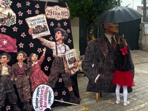 Bu çocuklar varsa umut hep var: Küçük Meryem Atatürk'ü yağmurdan böyle korudu - fotoğraf 1