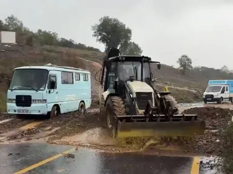 İstanbul’un o ilçesinde yollar kapandı: Yağış sonrası toprak kaydı - fotoğraf 3
