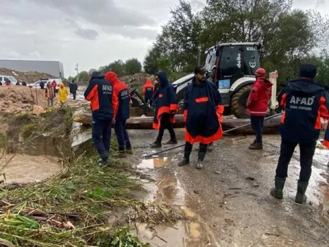 Kocaeli'de bir araç dereye düştü! Kayıp olduğu değerlendirilen kişi aranıyor - fotoğraf 1