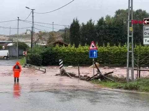 ŞİLE’DEN CANLI | CNN TÜRK sahada: Yollar göle döndü, evleri su bastı! - fotoğraf 6