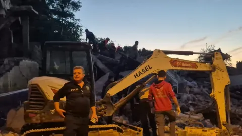 Zonguldak'ta 3 katlı bina çöktü: Enkaz altında kalan 2 kişiden 1'i kurtarıldı