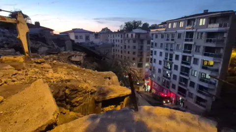 Zonguldak'ta 3 katlı bina çöktü: Enkaz altındaki 1 kişiyi kurtarma çalışmaları sürüyor