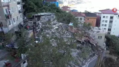 Zonguldak'ta çöken bina böyle görüntülendi