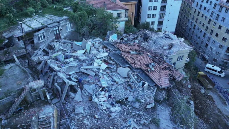 Zonguldak'ta çöken binanın çevresindeki 7 bina tahliye edildi