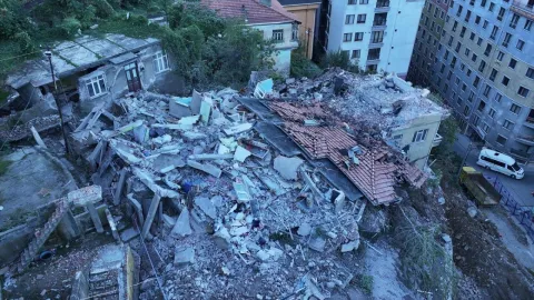 Zonguldak'ta çöken binanın çevresindeki 7 bina tahliye edildi