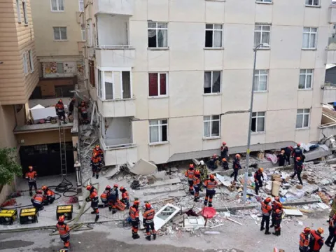Kat kat gelen felaket! 3 katlı iş merkezi 7 katlı apartman oldu - fotoğraf 1