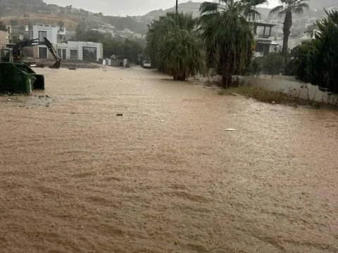Bodrum'da sağanakla mücadele: Yollar göle döndü, iş yerlerini su bastı - fotoğraf 1