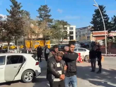 Vatandaşı memurluk vaadiyle dolandıran sahte savcı tutuklandı - fotoğraf 2