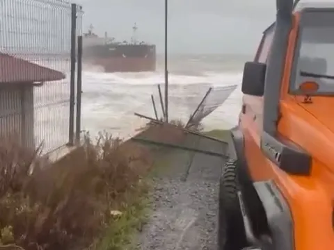 Sarıyer açıklarında sürüklenen gemi karaya oturdu - fotoğraf 2