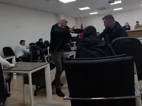 Silopi Belediye Meclisi'nde tekme ve yumruklu kavga - fotoğraf 4