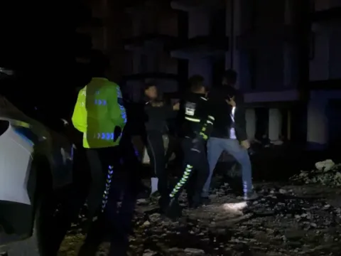 'Dur' ihtarına uymayıp polisten kaçtılar! Otomobildeki 2 kişi ‘sürücü ben değilim’ diyerek tekme-tokat kavga etti - fotoğraf 4
