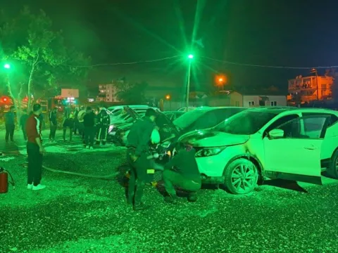 Antalya'da oto galeri kundaklandı: 6 otomobil benzinle ateşe verildi - fotoğraf 5